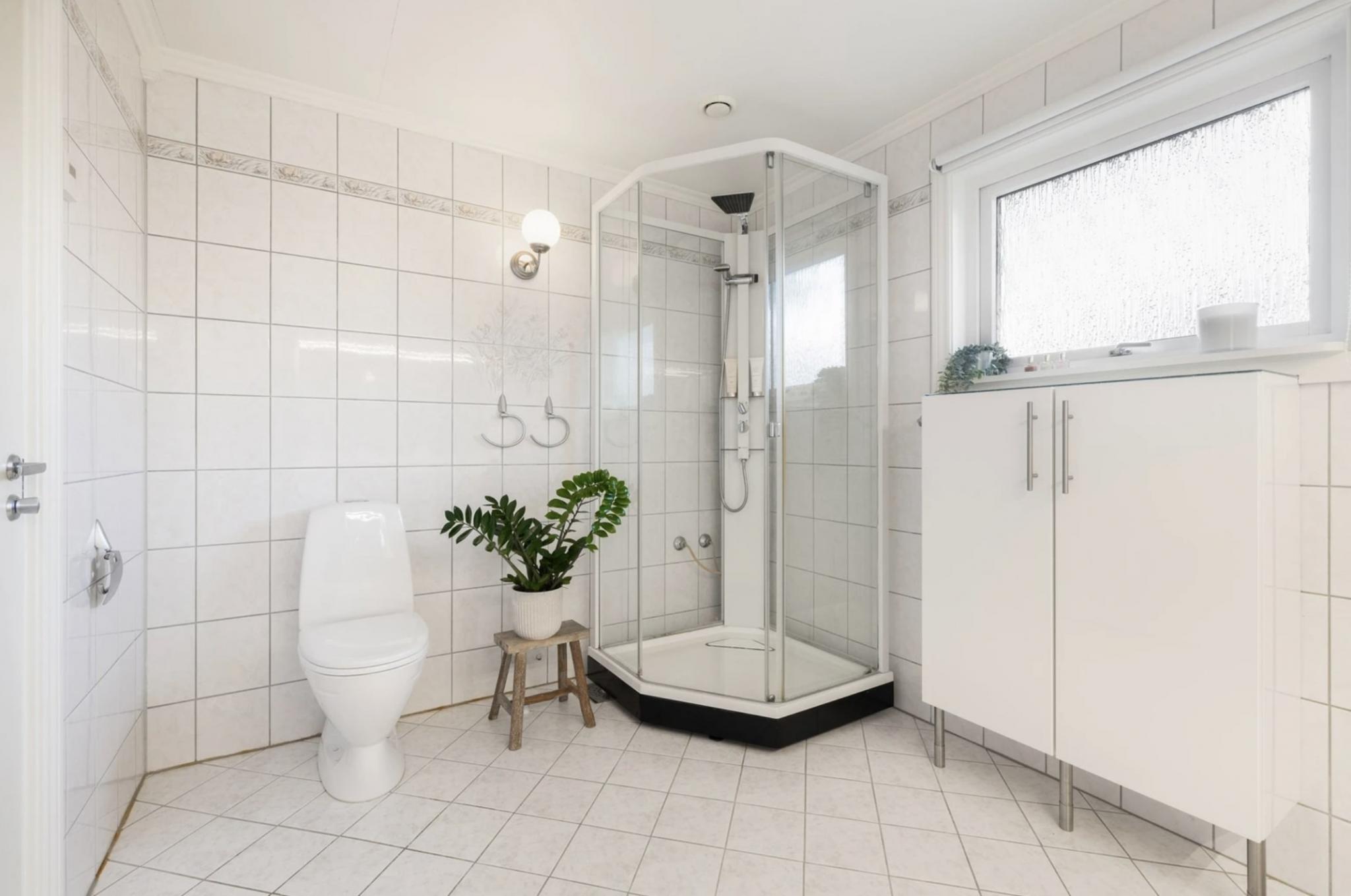 bad i 1 etage med toalett og dusj